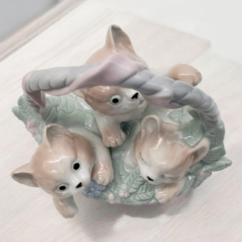 NWT. The House of Lloyd Basket of Kittens